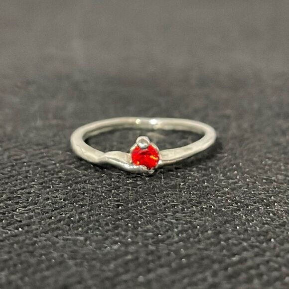 Small thin ring with a small red gem - Picture 1 of 6